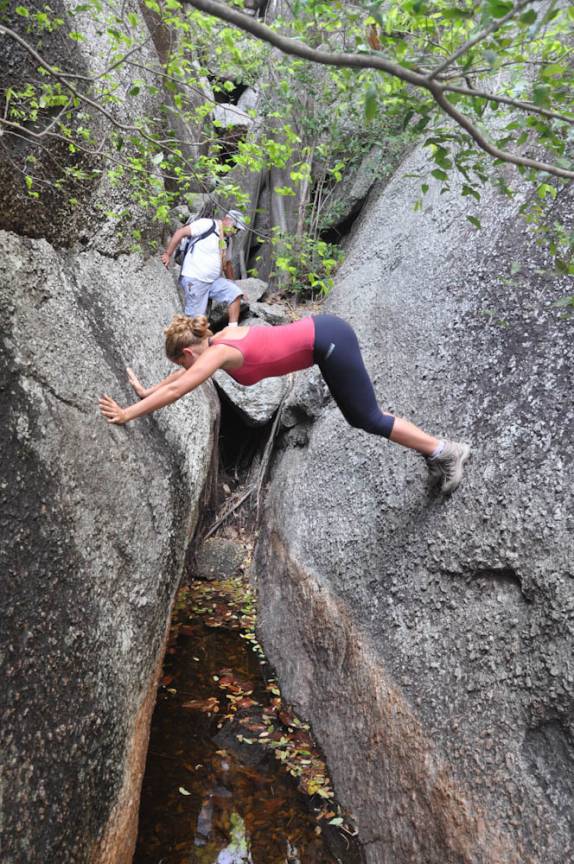 Ultrapassando obstáculo com a técnica da 'ponte', no Parque Estadual da Pedra da Boca, na Paraíba, fronteira com Passa e Fica - RN